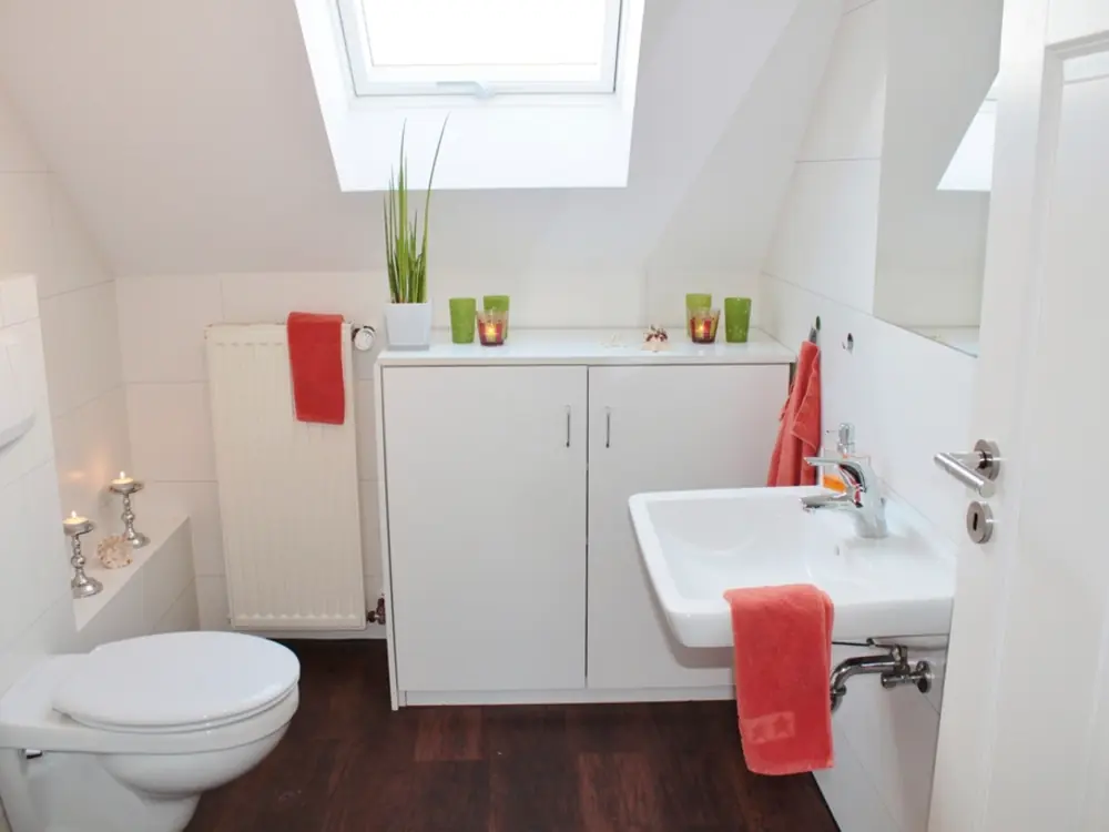 WC suspendu et lave-mains installés à Molsheim